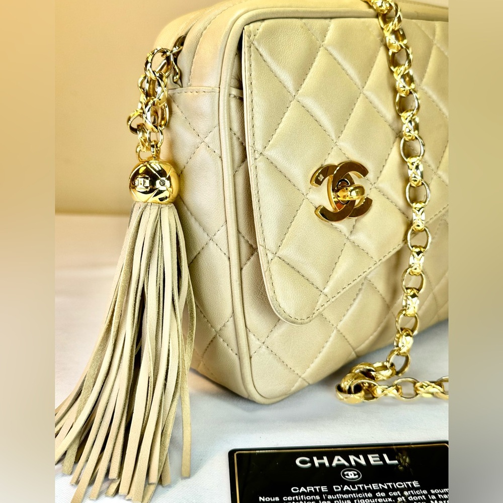 CHANEL Cream Quilted Bag with Gold Chain - Picture 5 of 16